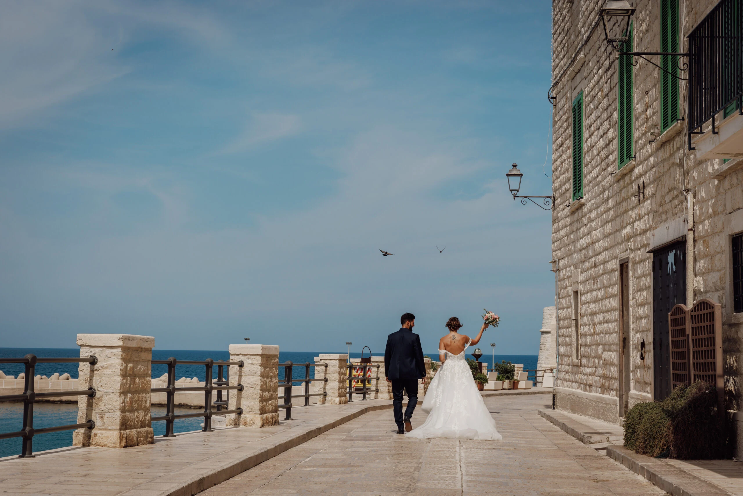 Gli sposi passeggiano sul lungomare di Giovinazzo