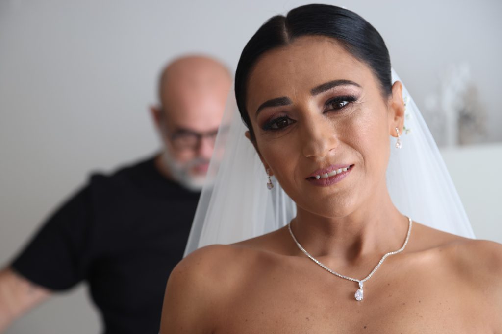 Un ritratto della sposa durante i preparativi
