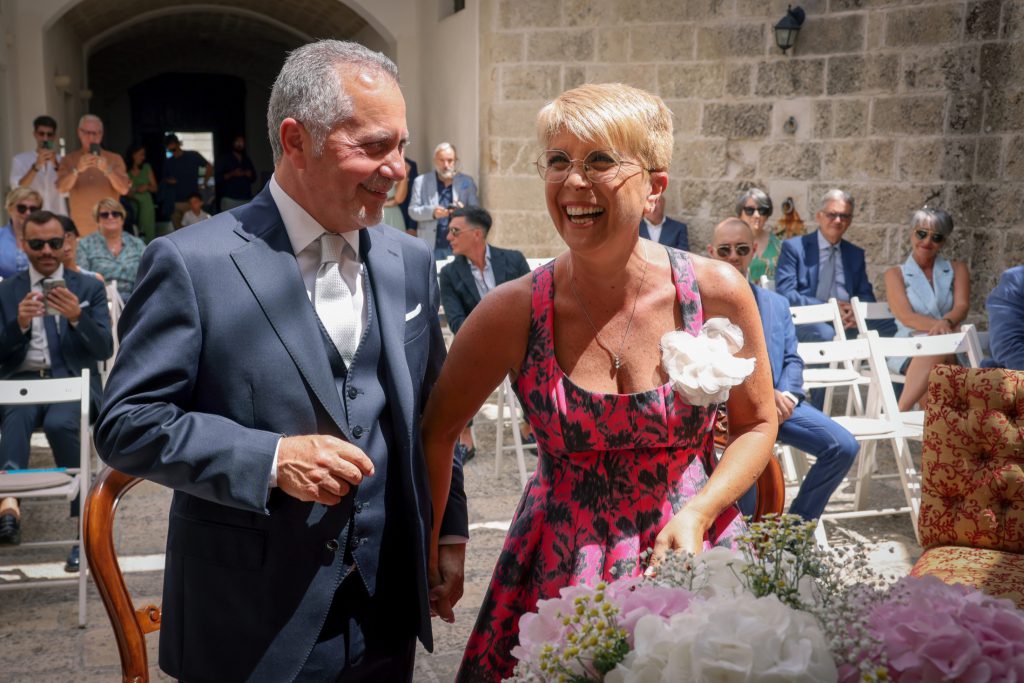 Gli sposi sorridono all’uscita della cerimonia