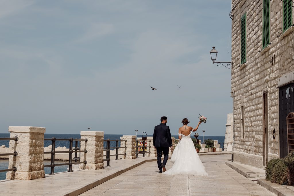 Gli sposi passeggiano sul lungomare di Giovinazzo
