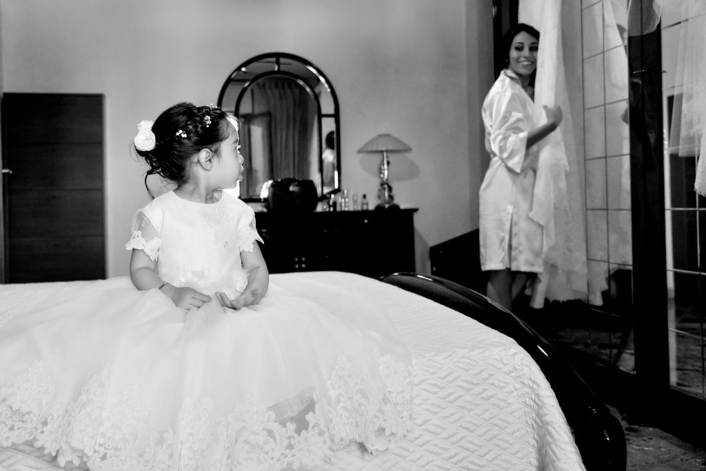 La sposa e il suo abito durante i preparativi, in bianco e nero