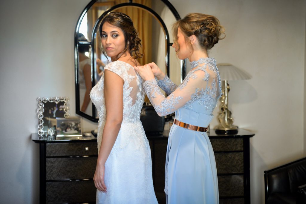 La sposa si prepara davanti allo specchio