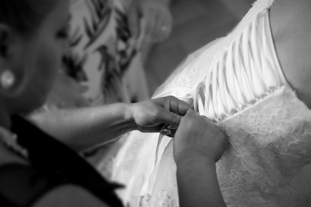 Un dettaglio della preparazione dell’abito, in bianco e nero