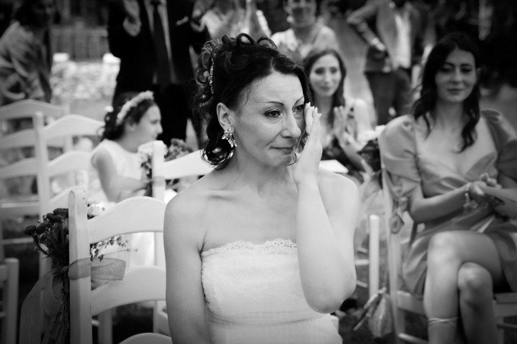 La sposa festeggia al ricevimento, in bianco e nero