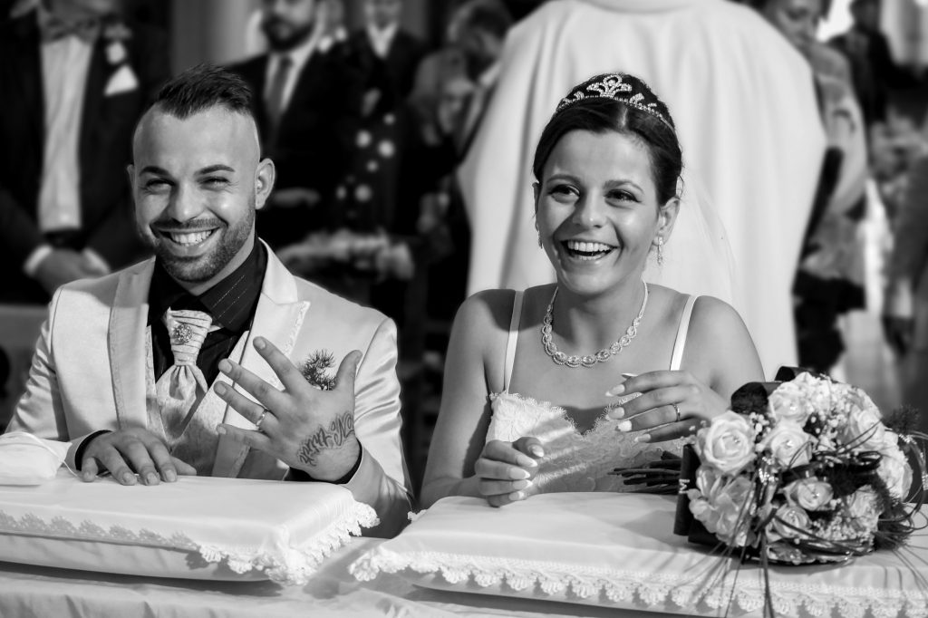 Gli sposi sorridono durante il ricevimento, in bianco e nero