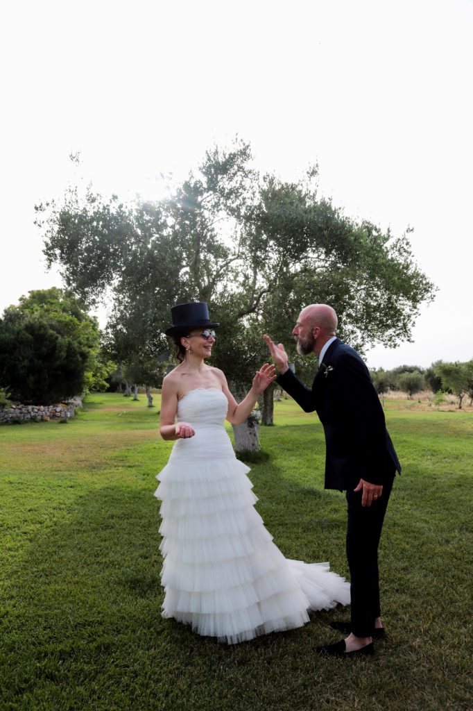 Gli sposi giocano in giardino