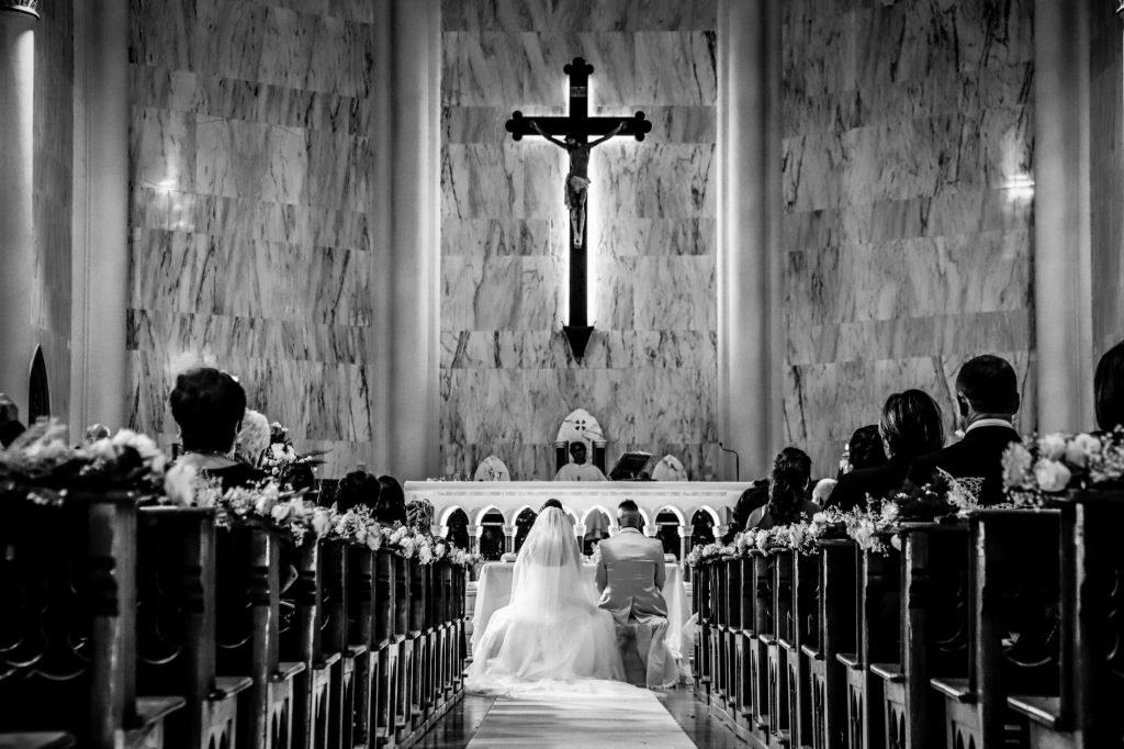 Gli sposi durante la cerimonia in chiesa, in bianco e nero