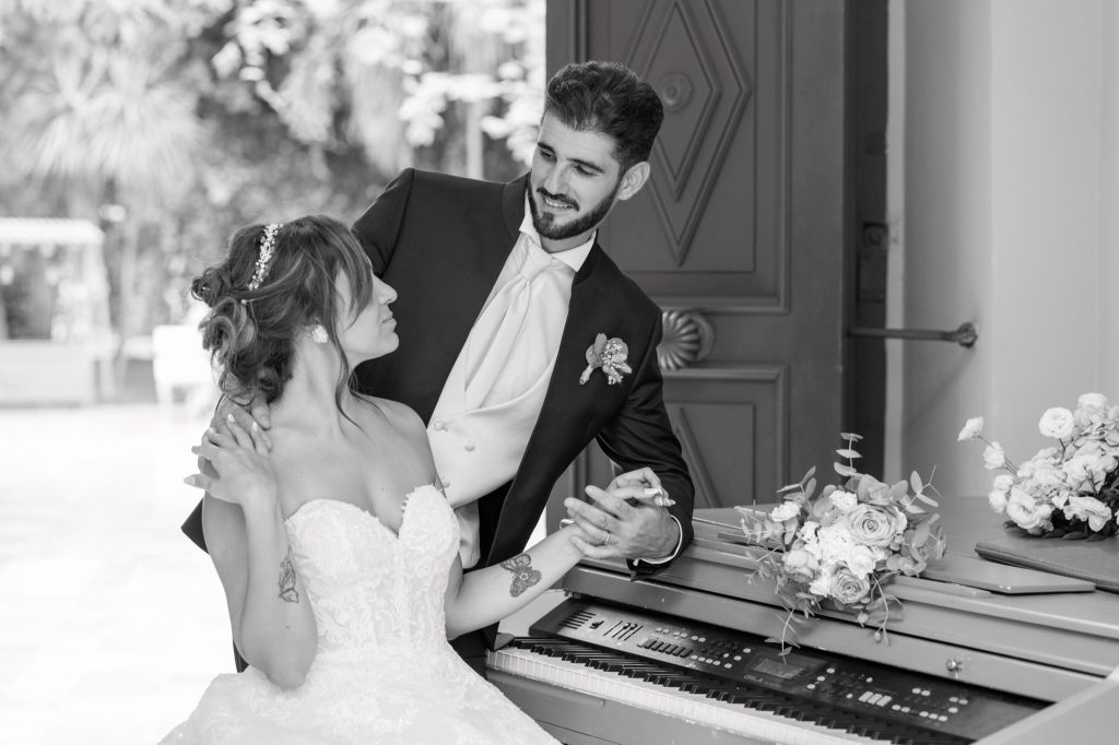 Gli sposi al pianoforte, in bianco e nero
