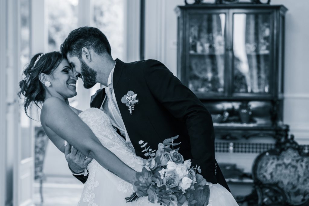 Un bacio degli sposi in una sala