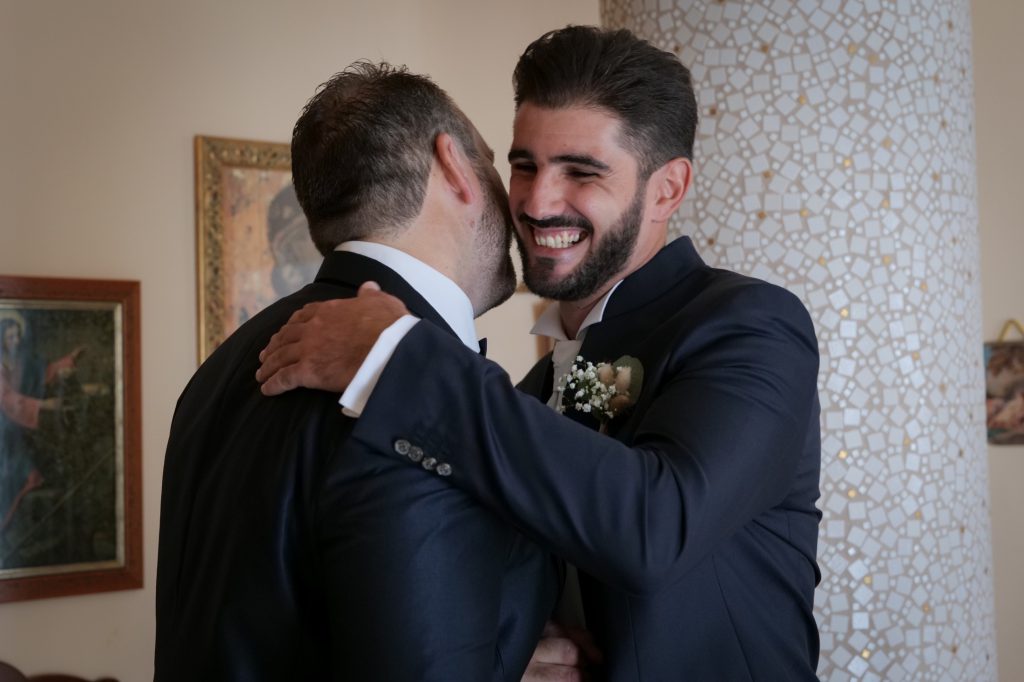 Un abbraccio durante i preparativi dello sposo – matrimonio di Cosimo e Dominga