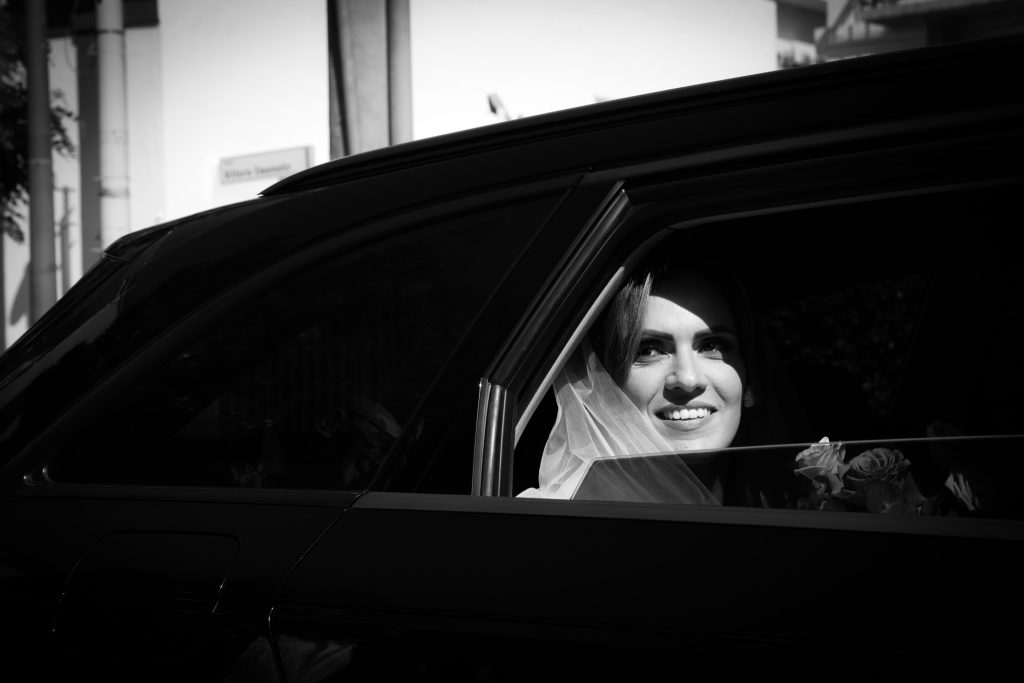 La sposa in automobile, in bianco e nero – matrimonio di Cosimo e Dominga