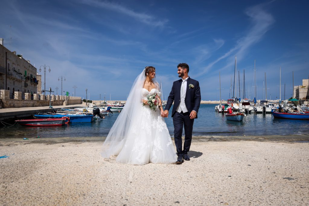 Gli sposi camminano sulla spiaggia – matrimonio di Cosimo e Dominga
