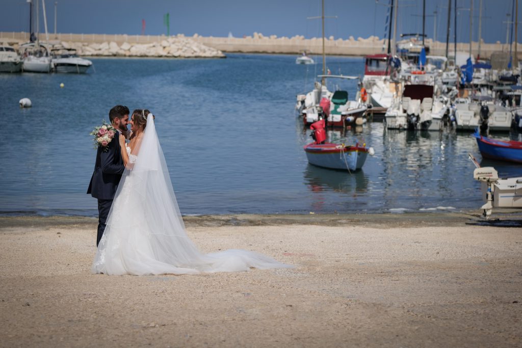 Un abbraccio davanti alle barche – matrimonio di Cosimo e Dominga