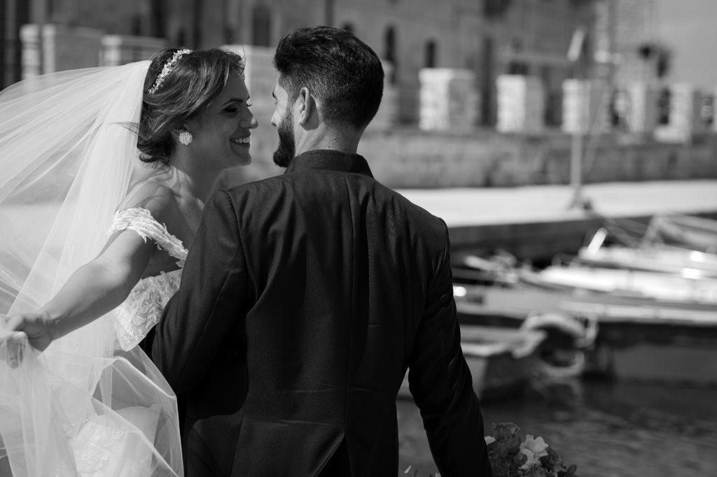 Un abbraccio in bianco e nero al porto – matrimonio di Cosimo e Dominga