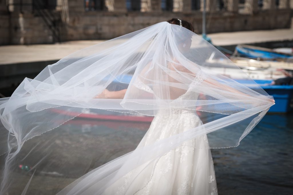 La sposa e il velo mosso dal vento – matrimonio di Cosimo e Dominga