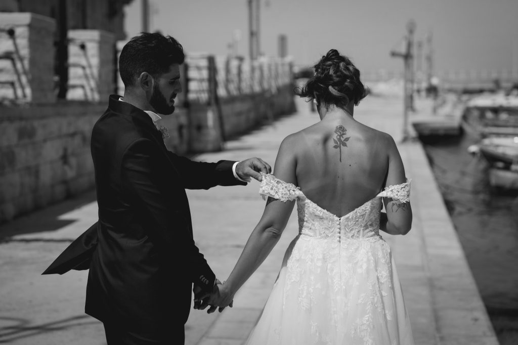Gli sposi camminano mano nella mano, in bianco e nero – matrimonio di Cosimo e Dominga