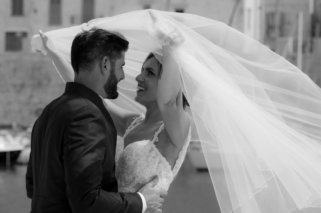 Un bacio sotto il velo in bianco e nero – matrimonio di Cosimo e Dominga