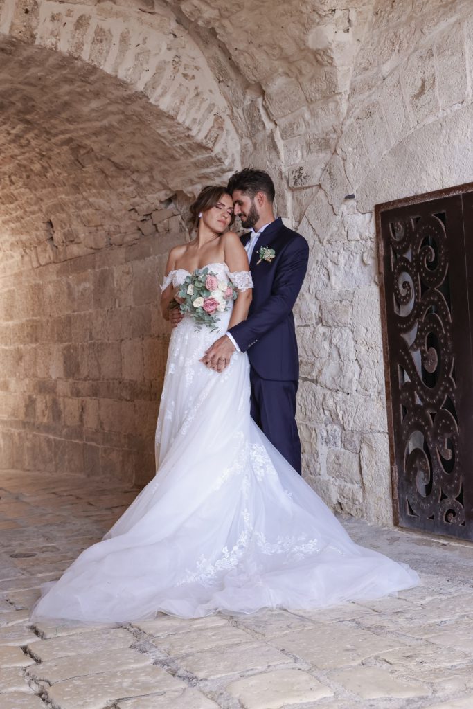 Gli sposi sotto un arco di pietra – matrimonio di Cosimo e Dominga