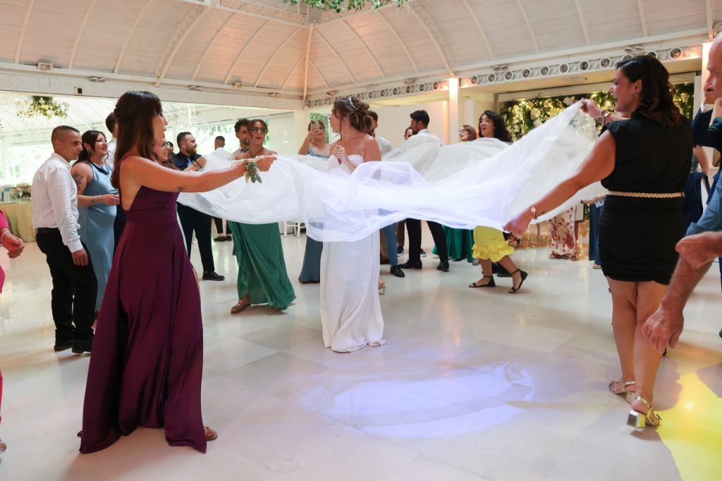 La festa con gli invitati e il velo – matrimonio di Cosimo e Dominga