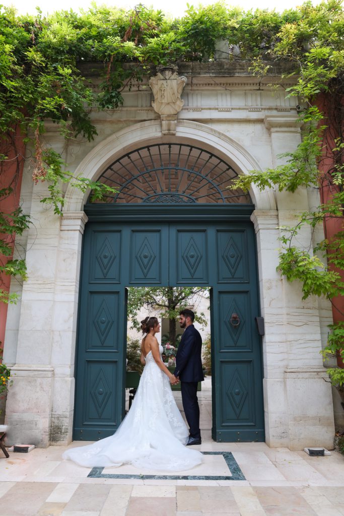 Gli sposi davanti a un portale nel verde – matrimonio di Cosimo e Dominga