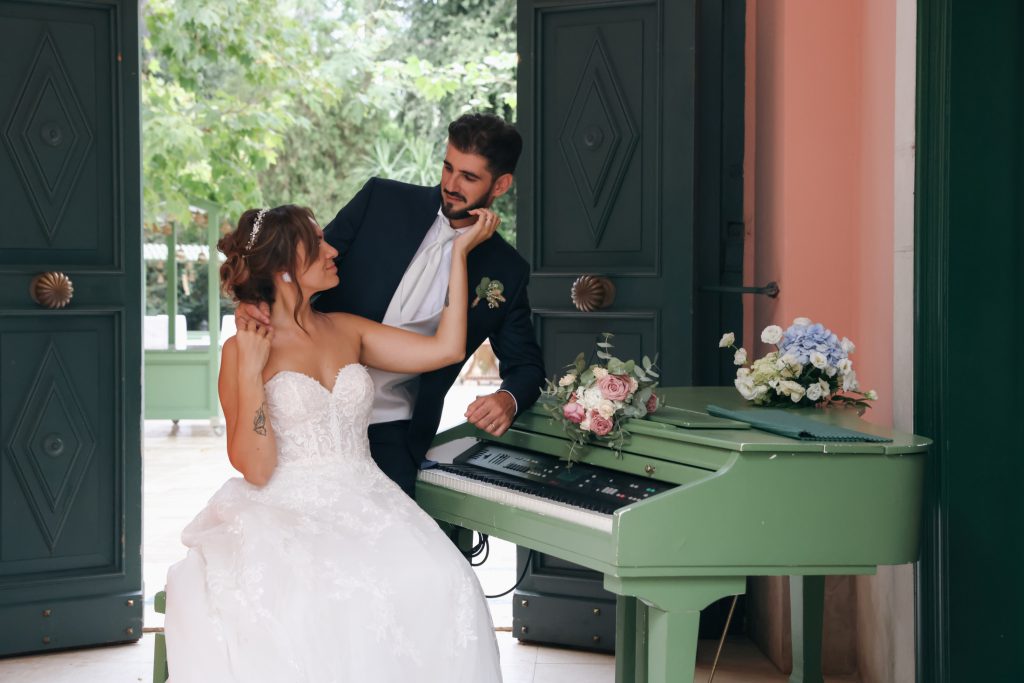 La sposa accanto al pianoforte con lo sposo – matrimonio di Cosimo e Dominga