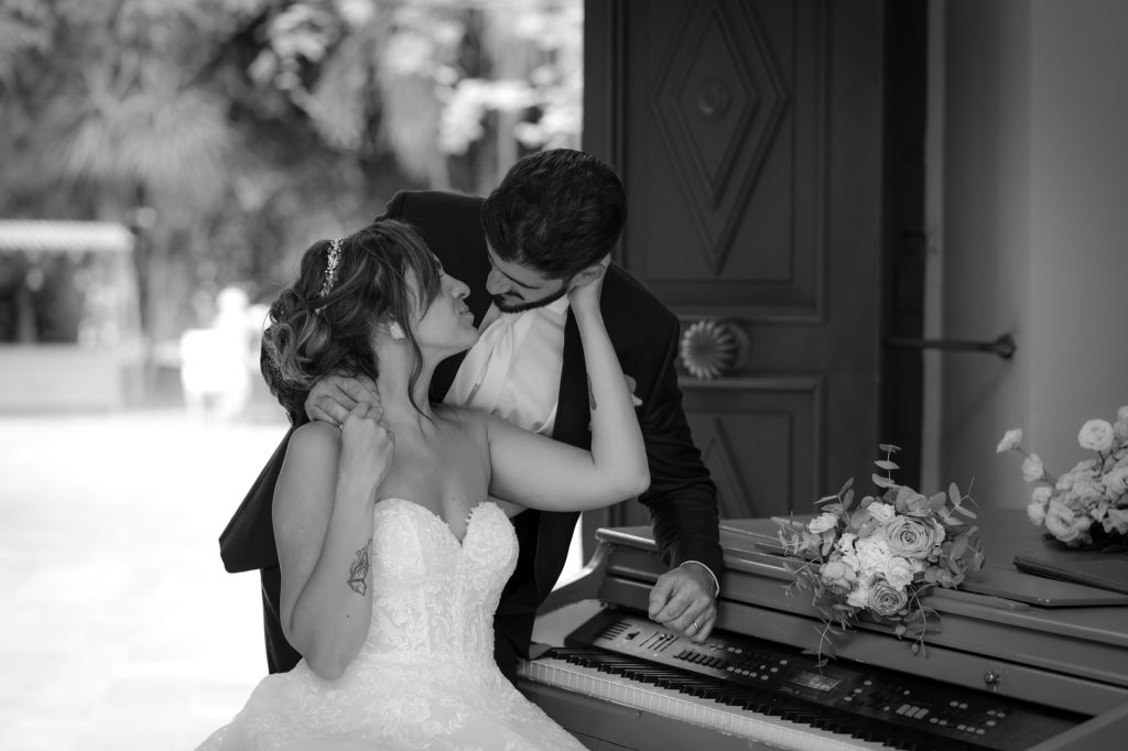 Gli sposi al pianoforte, in bianco e nero – matrimonio di Cosimo e Dominga