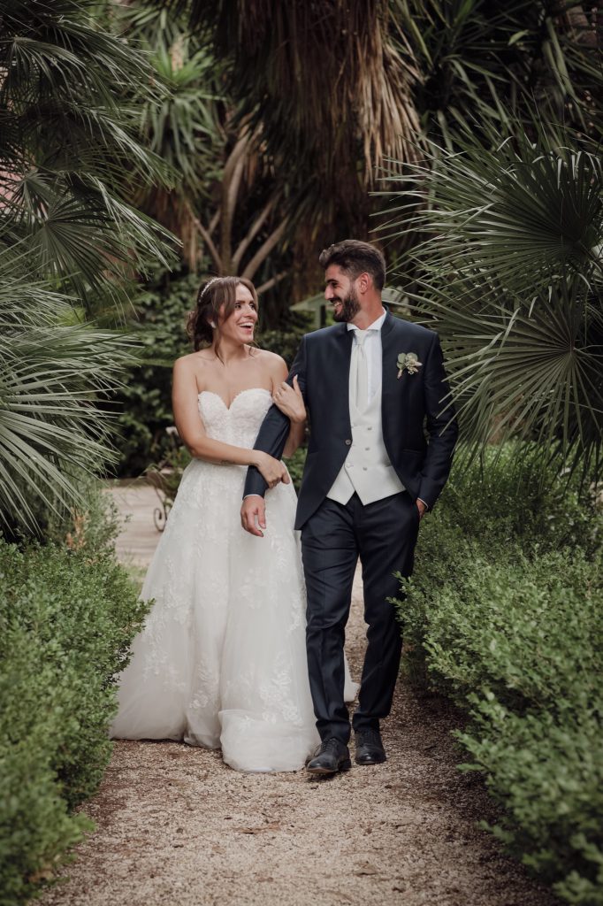 Gli sposi passeggiano nel giardino – matrimonio di Cosimo e Dominga