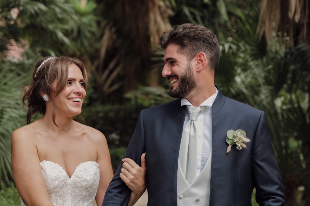 Gli sposi sorridono tra il verde – matrimonio di Cosimo e Dominga