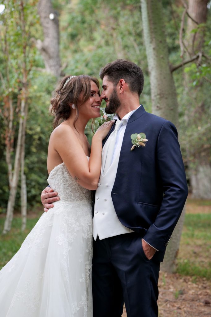 Un abbraccio degli sposi in giardino – matrimonio di Cosimo e Dominga