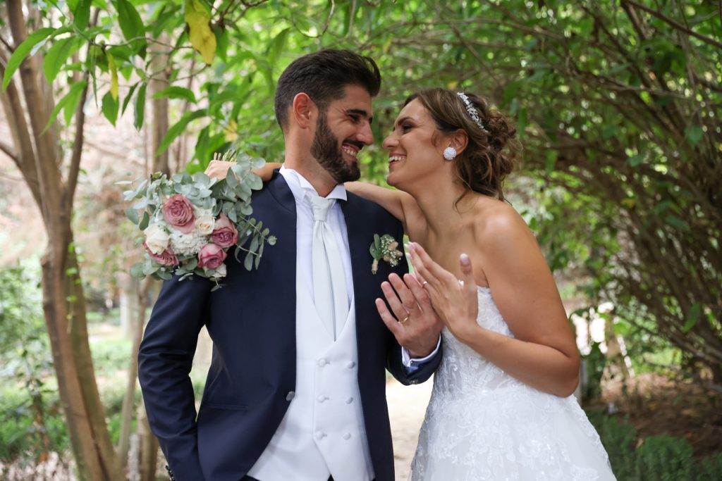 Gli sposi si guardano tra gli alberi – matrimonio di Cosimo e Dominga