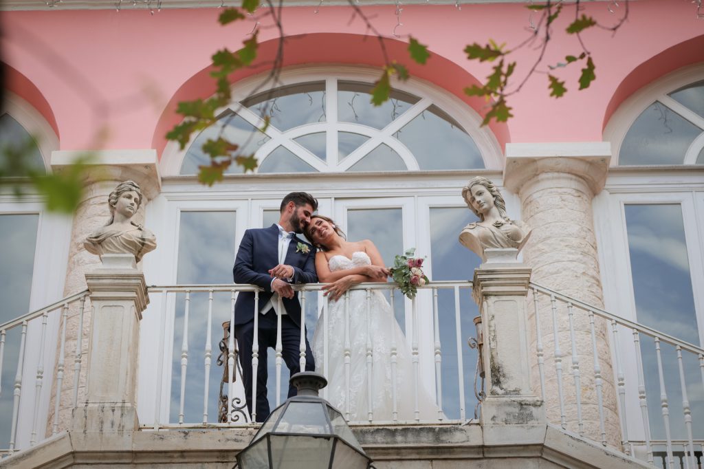 Gli sposi abbracciati sul balcone – matrimonio di Cosimo e Dominga