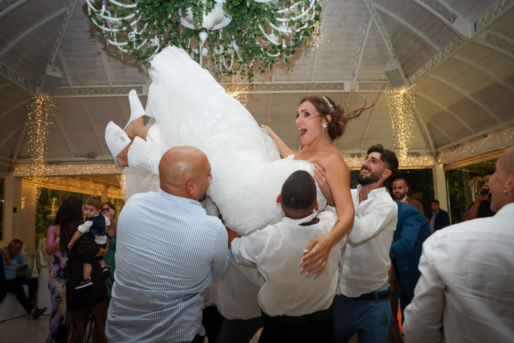 Gli sposi festeggiano con gli invitati – matrimonio di Cosimo e Dominga