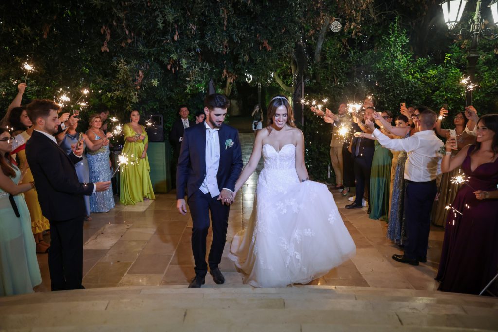 Gli sposi arrivano tra gli invitati – matrimonio di Cosimo e Dominga