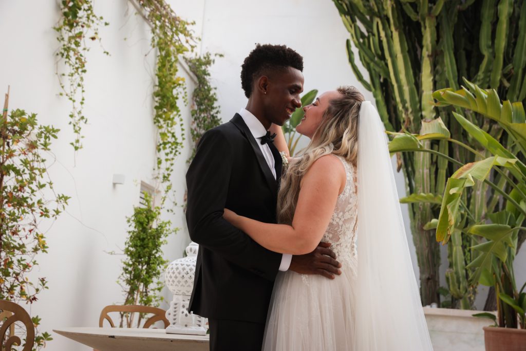 Moussa e Sara abbracciati tra il verde